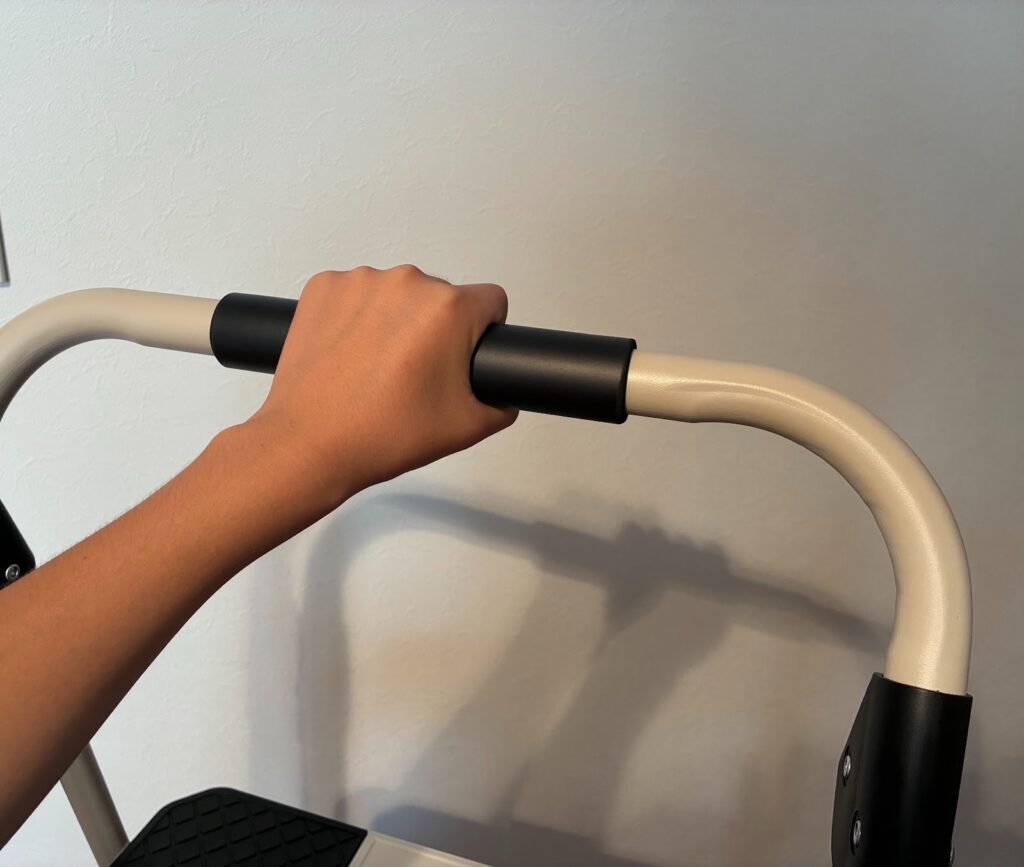 PYKES PEAK (パイクスピーク)の折りたたみ脚立の持ち手を握る手の画像